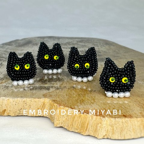 送料無料　黒猫のビーズ刺繍ピアス　～リュネビル刺繍～