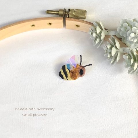 リアル可愛いミツバチ刺繍ピアス/イヤリング(片耳用)