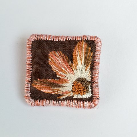 セピア色の花刺繍ブローチ