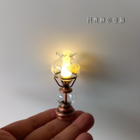 オイルランプ★銅古美★ボタン電池CR1632×1個内蔵、設置自由なコードレス★光るミニチュア★ミニチュアライト・ミニチュアランプ・デスクライト・テーブルライト・灯油ランプ・照明器具