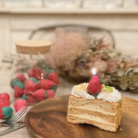 お誕生日ケーキに！まるでいちごのキャンドル