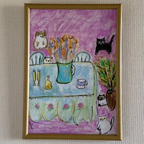 絵画 。手描き【猫たちはテーブルの周りで花瓶の中のきれいな花を見ている】
