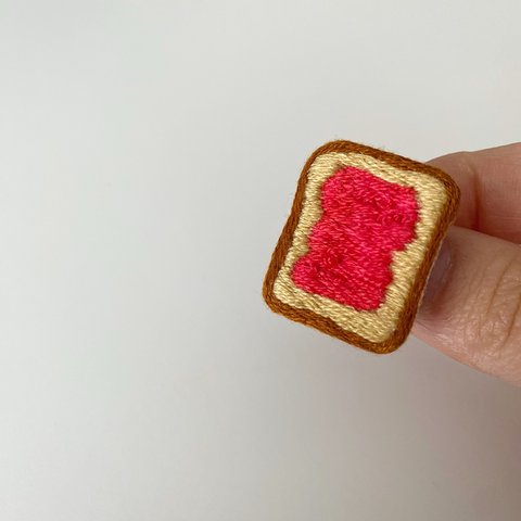 いちごジャムトースト 手刺繍ブローチ