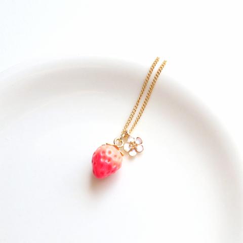 小さな苺とお花のネックレス