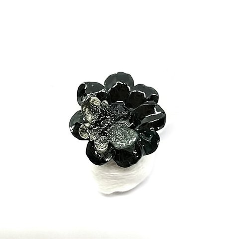 黒い花とちょうちょのリング