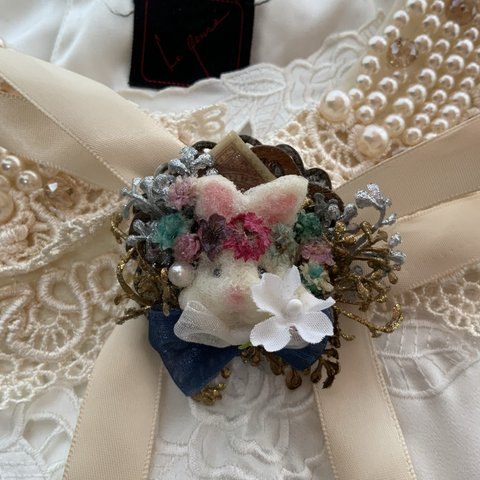 Rabbit with Flower Bobs  brooch 🌸、(*´ー｀*)(花の蕾とうさぎ🐰のブローチ🐰)