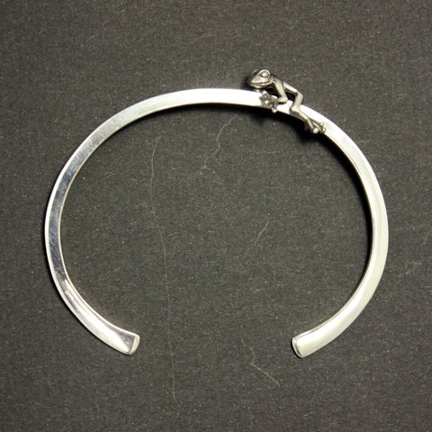 シンプルなバングルにカエルが休憩しているのが可愛い「FROG BANGLE」