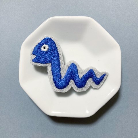 おさんぽへびの刺繍ブローチ