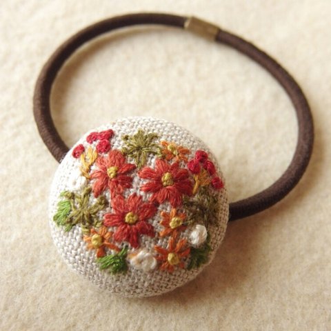 秋の花のブーケ刺繍 くるみボタンヘアゴム