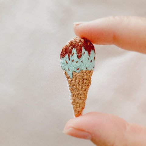 甘爽！チョコミントアイスクリームな刺繍ブローチ