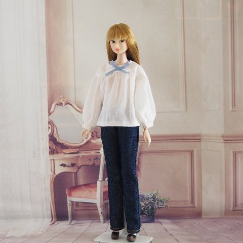 momoko ジェニー outfit.124 白のゆったりブラウスとシャンブレーのスカート