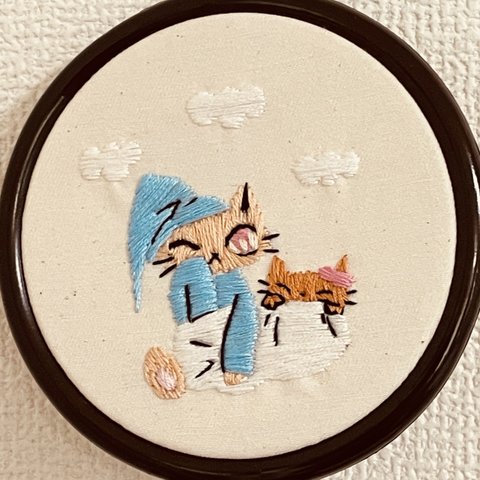 刺繍枠飾り　雲とパジャマねこ