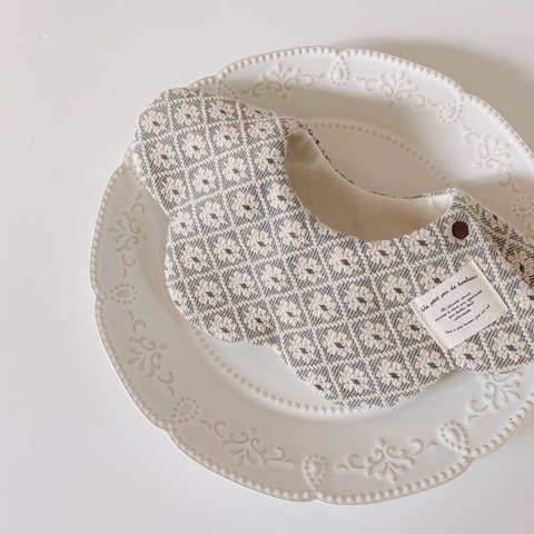 trellis daisy bib                        ベビースタイ　出産祝い　ビブ　よだれかけ　もくもくスタイ　男の子　女の子　韓国　ナチュラル　ニット　ジャガード　花柄