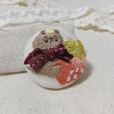 くまちゃんといちごの刺繍ブローチ