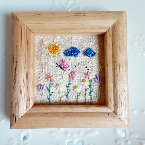 新作🦋蝶とお花と太陽☀️刺繍フレーム　お花の刺繍 インテリア雑貨 壁飾りハンドメイド