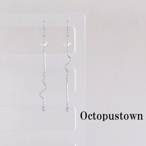 【4月の誕生石】 万能な力を発揮する 水晶とランダムウェーブバーのピアス（天然石/シルバーカラー）