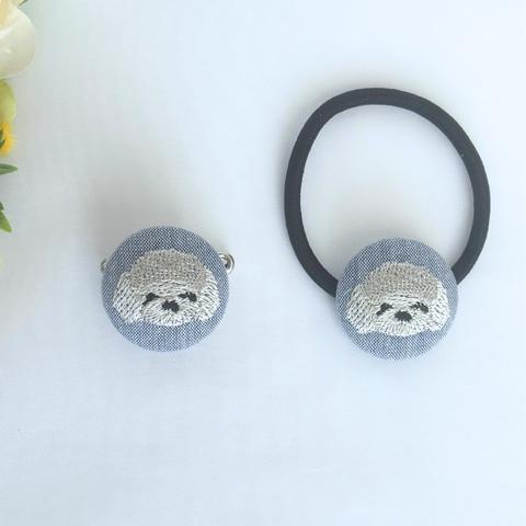 くるみボタンの刺繍バッチとヘアゴム／トイプードル