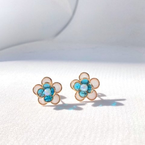 海の花 透き通るキラキラ ピアス/イヤリング(青と白)