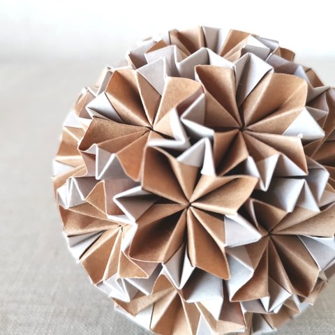 Kusudama * 折り紙 くす玉（M）クラフト紙 × 白　シンプル ナチュラル  飾り