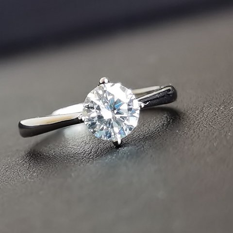 「ダイヤモンドを凌ぐ輝き」高品質モアッサナイト１ct✨リング　つけっぱなしOK！