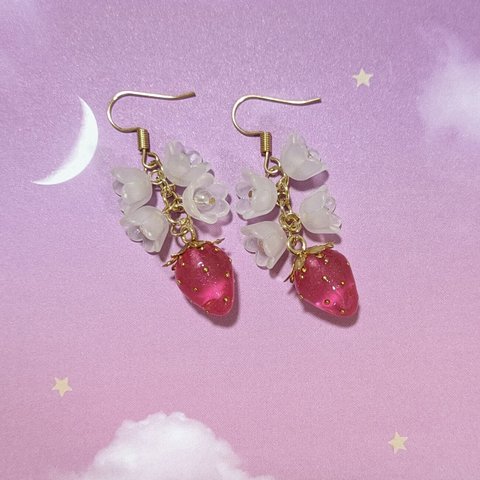 姫苺と白い花のゆらゆらピアス　苺　花　ピアス　ハンドメイド