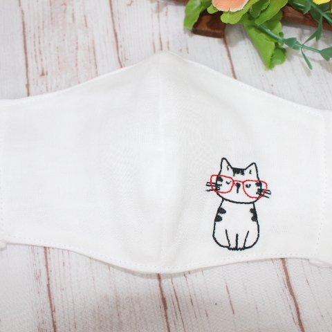 ねこちゃんのワンポイント刺繡入りの立体マスク