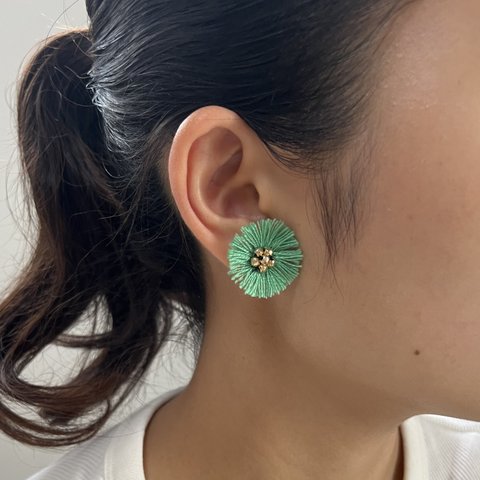 刺繍糸のフラワーピアス