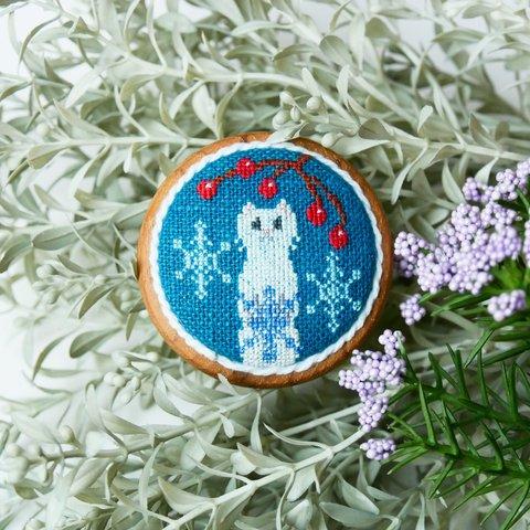 雪の妖精オコジョ 北欧刺繍くるみボタンブローチ/ヘアゴム
