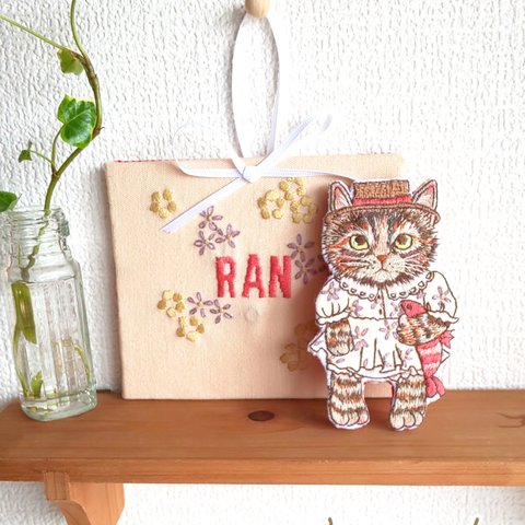 猫ちゃん刺繍ブローチ「おすまし」