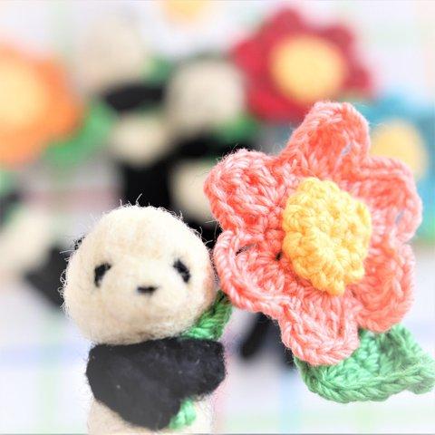 パンダと春のお花ブローチ（サーモンピンク）