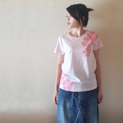 レディース 舞桜柄Tシャツ  手描きで描いた和風の桜の花柄Tシャツ 桜色