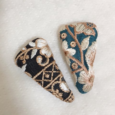 インド刺繍リボン　パッチンピン　黒とグリーン　2点セット