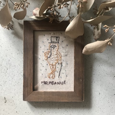 リネン  MR.PEANUT 刺繍