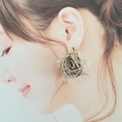 シックなバラのピアス/イヤリング