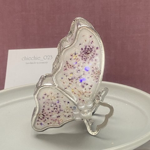 バンスクリップ「花に舞う蝶・レースフラワー(パープル×アイボリー)」レジン シルバー金具