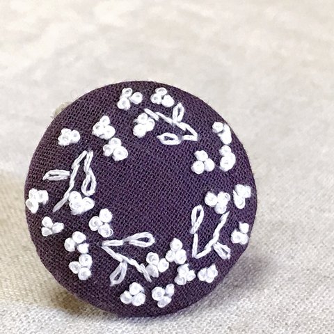 送料無料 刺繍ブローチ(綿麻)忘れな草のリース　ヘアゴム可 くるみボタンブローチ