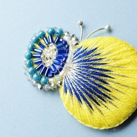 ＜ Eternal Butterfly ～ イロドル蝶の装身具 ～＞刺繍ブローチ『 Lemon yellow × Blue 』