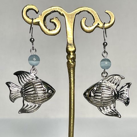 437.メタル熱帯魚とキャッツアイ（人工石）のピアス