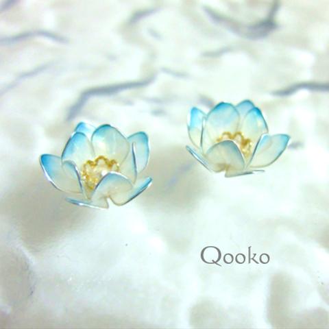 蓮の花のピアス　【 水色 】