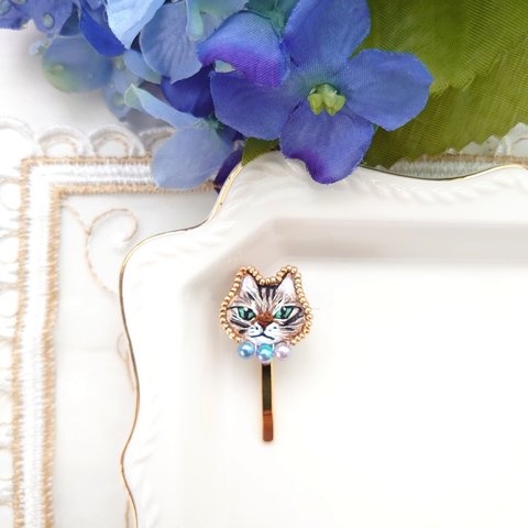 刺繍　キジトラ　猫さんゴールドビーズ×紫陽花色ビーズのポニーフック