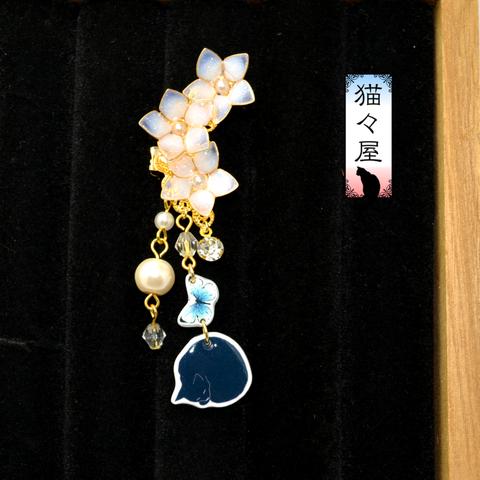 【sale】白のお花と眠り黒猫イヤーカフ