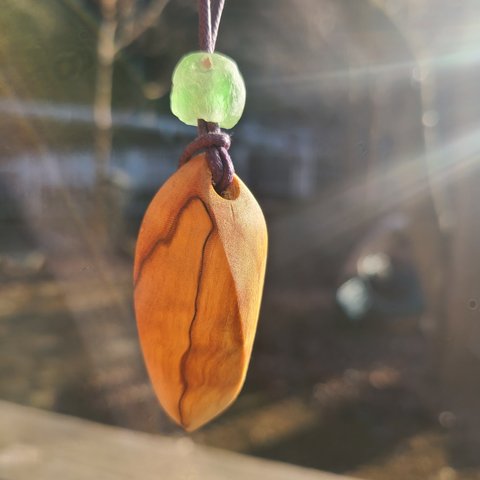 栃（スポルテッド）と稀少アフリカンシーグラス風ビーズのネックレス　Fujino Wooden Jewelry