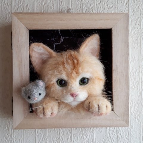 羊毛フェルトの猫の壁飾り　アメショーの子猫（クリーム）とおもちゃのネズミ