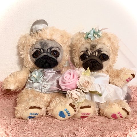 パグ🐶　くまの着ぐるみ🧸　パグちゃん　ハッピーウェディング　結婚祝い　カップル　犬　羊毛フェルト　テディベア　ウェルカムベア　ウェディングベア