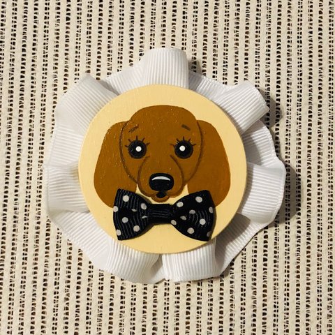 ダックスフンドのフリル缶バッジ　＊犬＊ドッグ＊ダックスフンド＊DOG＊フリル＊ロゼット＊缶バッジ＊ペットアクセサリー