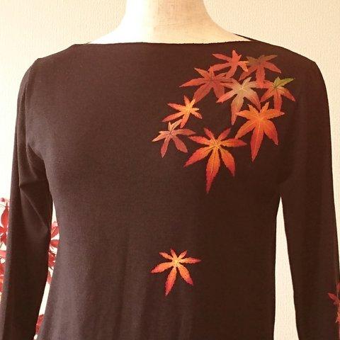 手描き色づく紅葉もみじ　ボートネック七分袖Ｔシャツ