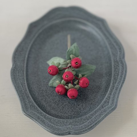 【特集掲載】布花🌿赤い実がキュートなヒペリカムのブローチ