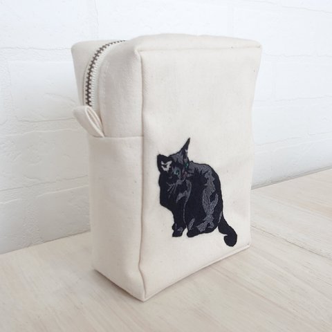 黒猫白猫　手刺繍　ポーチ　(生成)