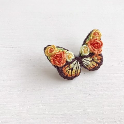 蝶々と花の刺繍ブローチ【ビタミン】