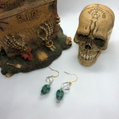 ハンドメイド　　スクエア水晶　  ターコイズSKULL ピアス